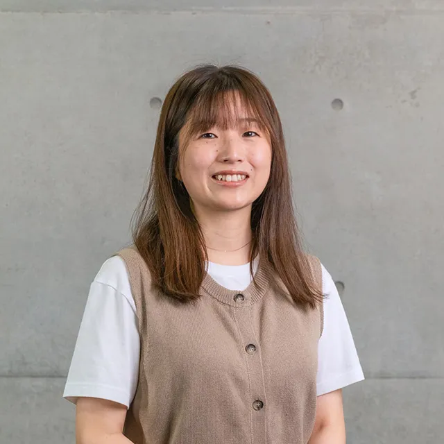 笑顔で対応するフクビズの女性相談員