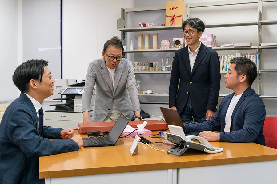 アドバイザーが集まって打ち合わせをする様子