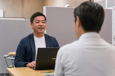 相談者と対話するフクビズのアドバイザー