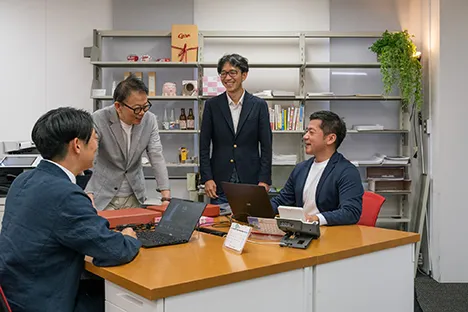 オフィスで打ち合わせをするフクビズのスタッフ