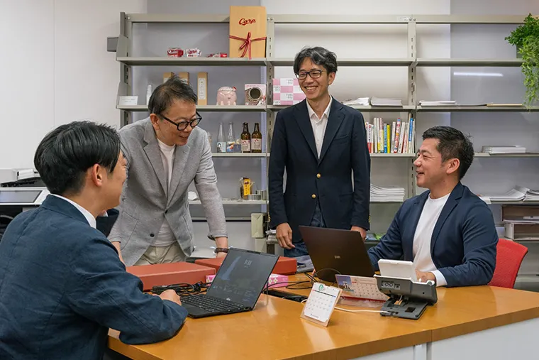 アドバイザーが集まって相談する様子