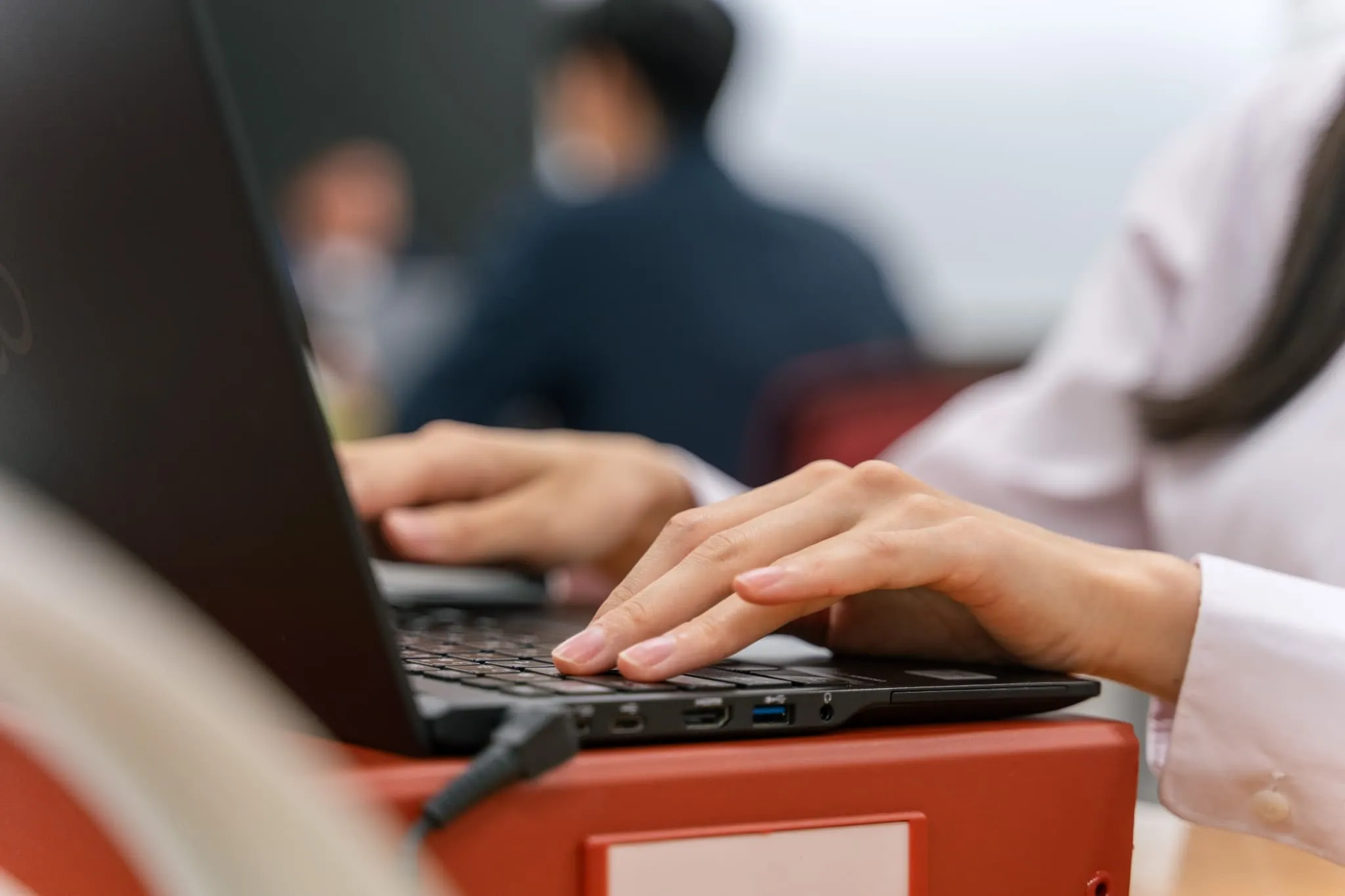 ノートPCで作業する手元